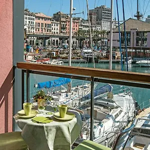 Sull'acqua Del Porto Antico Genova